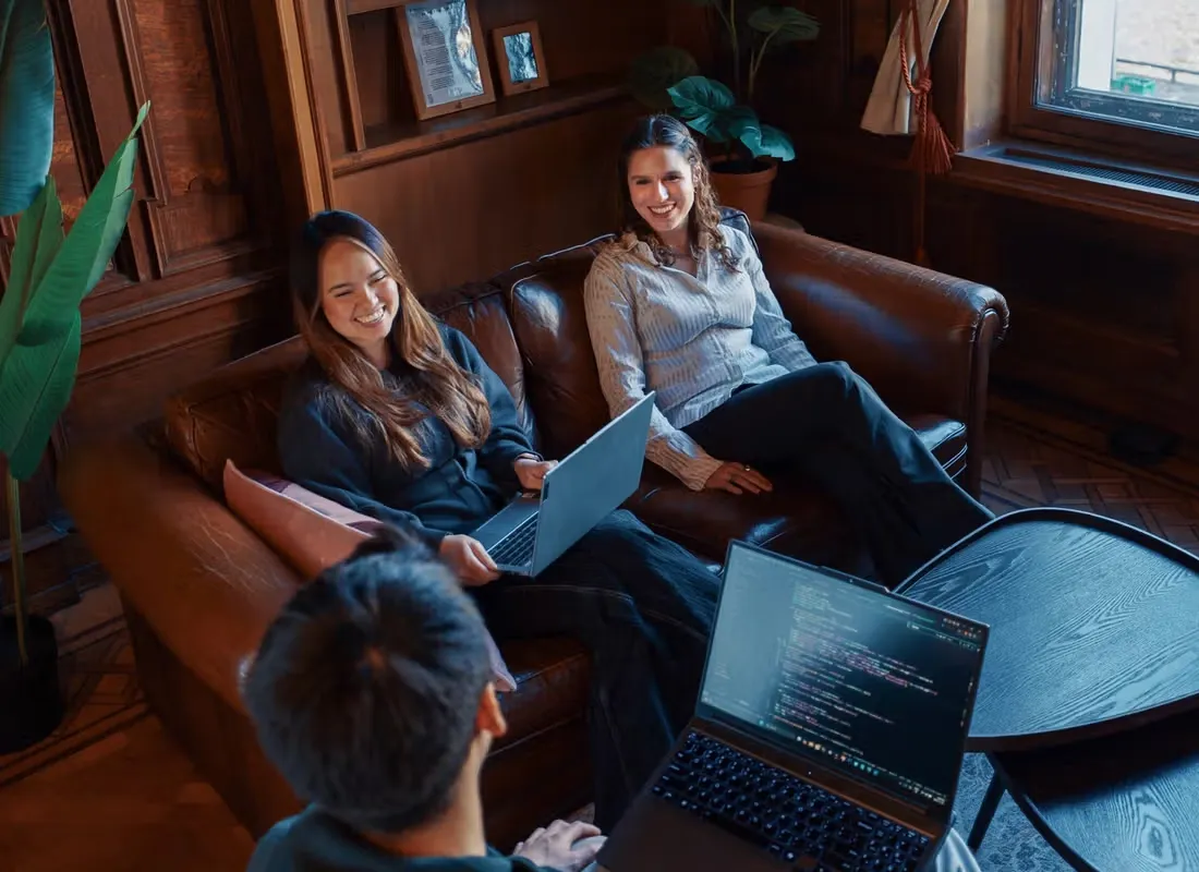 Het team van Copilot Cursus aan het werk met laptops in de lounge