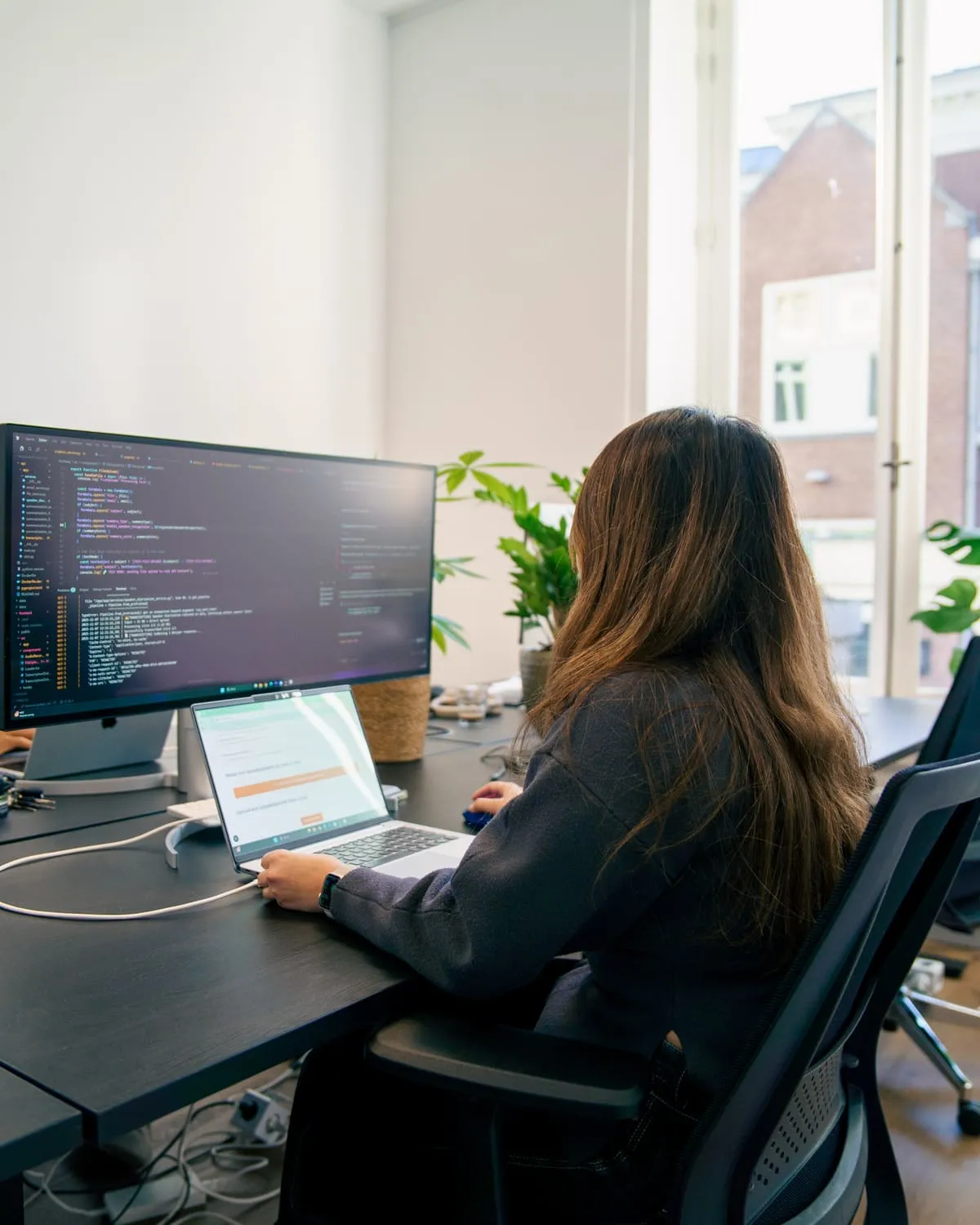 Sharanda van het Copilot Cursus-team aan het werk achter een bureau