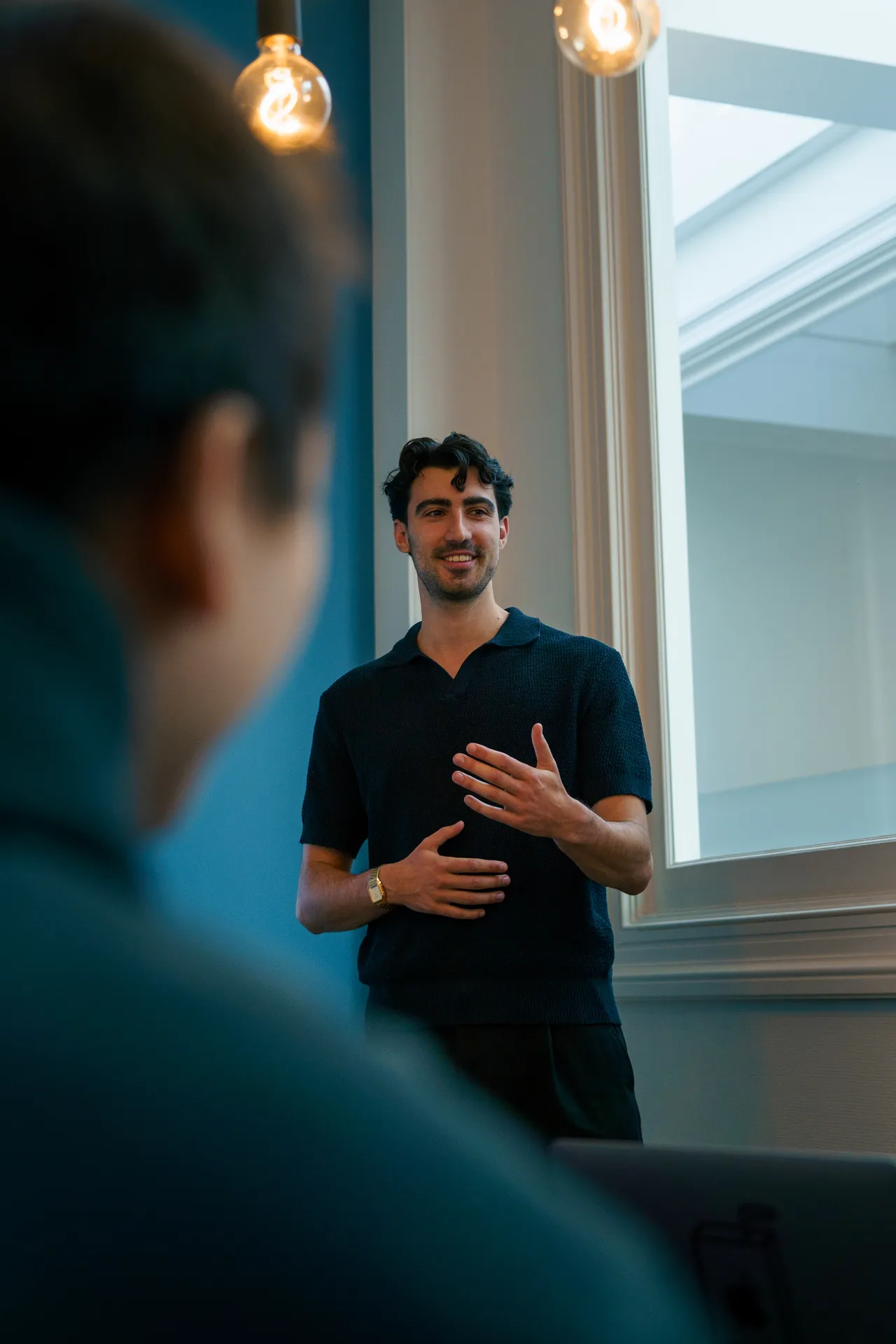 Trainer van Copilot Cursus legt Microsoft Copilot uit aan een groep deelnemers